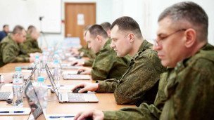 Участники программы "Время героев" за компьютерами