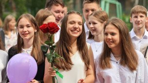 Выпускники 9 класса во время последнего звонка 