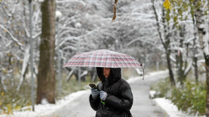 Девушка с телефоном под зонтом