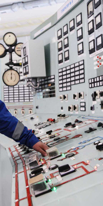 Работник блочного щита управления ТЭЦ