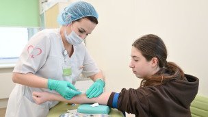 Медицинская работница и посетительница 