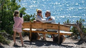 Туристы фотографируются у моря