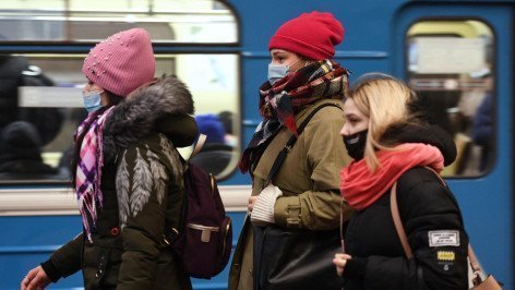 Пассажиры в защитных масках на станции метро