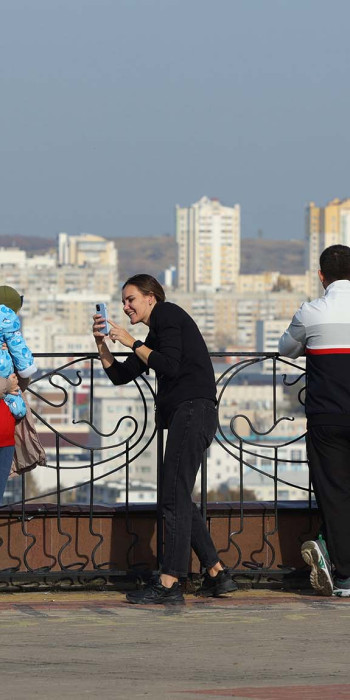 Люди на смотровой площадке в Белгороде