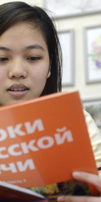 девушка на уроке русского языка