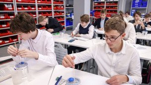 Shkol'niki-vo-vremya-laboratornoy-raboty
