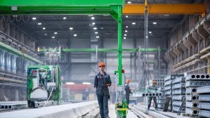 Работник на заводе по производству домокомплектов из железобетона
