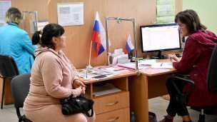Zhenshchina-na-priyeme-u-sotrudnitsy-v-ofise