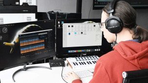 Студент за компьютером в колледже креативных индустрий