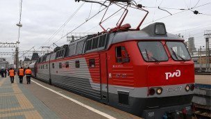 Поезд на железнодорожном вокзале 