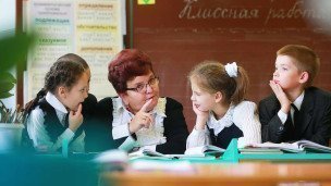 Ученики младшей школы на уроке с учителем