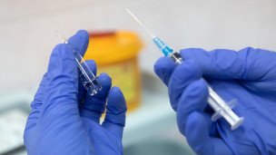 Шприц и ампула в руках медсестры 