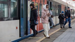 Пассажиры на железнодорожной станции