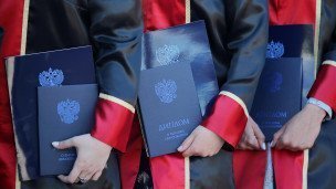 Дипломы в руках выпускников