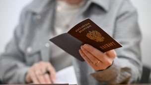 Паспорт в руках 