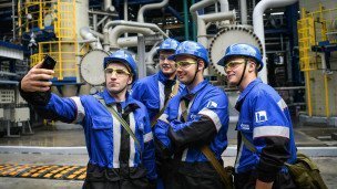 сотрудники нефтеперерабатывающего завода