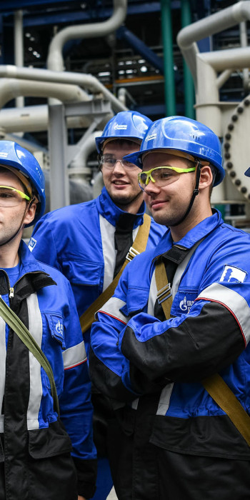 сотрудники нефтеперерабатывающего завода