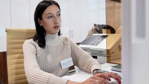 Сотрудница за работой в отделении многофункционального центра предоставления государственных и муниципальных услуг
