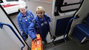Врачи бригады скорой помощи выезжают на поступивший вызов