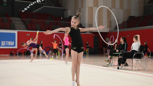 devochka-vo-vremya-trenirovki-po-gimnastike