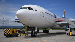 Самолет в аэропорту 