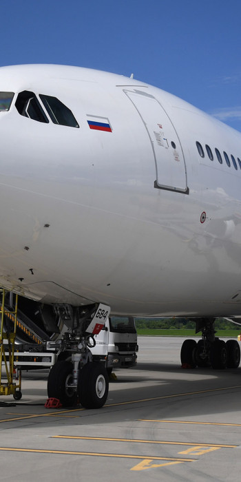 Самолет в аэропорту 