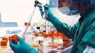 Сотрудница научно-исследовательской лаборатории биотехнологической компании