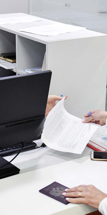 Сотрудница межрайонной инспекции