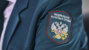 Гербовая нашивка на рукаве сотрудницы межрайонной инспекции Федеральной налоговой службы (ИФНС)