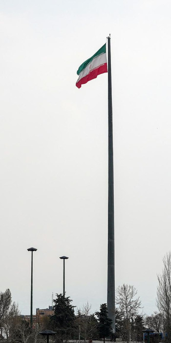 Государственный флаг Ирана в Тегеране