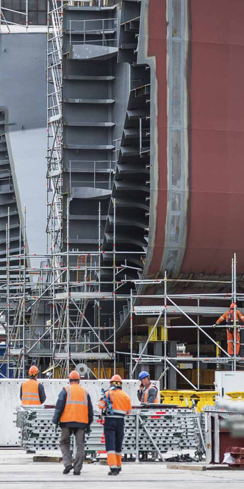 Оборудование на открытом стапеле верфи судостроительного комплекса