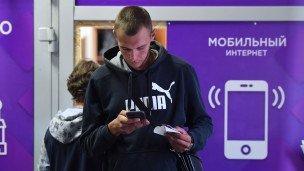 Посетитель в центре обслуживания абонентов сотового оператора