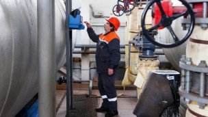 Оператор на территории городской котельной во время подготовки к отопительному сезону