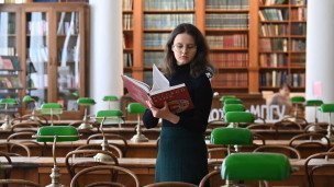 studentka-s-knigoi-v-biblioteke