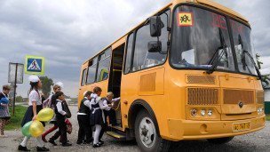 Школьники садятся в школьный автобус