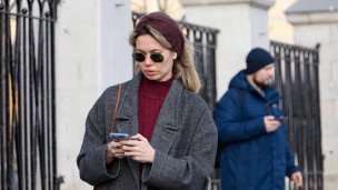 Девушка со смартфоном