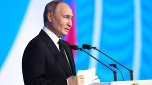 Владимир Путин во время вручения государственных наград