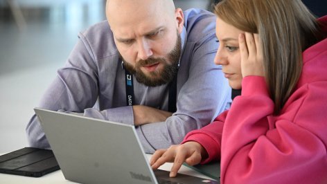 muzhchina-i-zhenshchina-vo-vremya-raboty-za-noutbukom