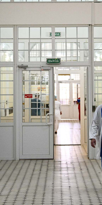 Медицинский сотрудник в коридоре больницы