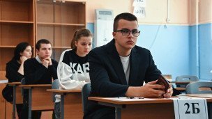 Ученики в классе перед началом единого государственного экзамена по русскому языку