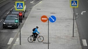 Велосипедист переезжает пешеходный переход