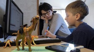 Мальчик делает уроки с мамой 