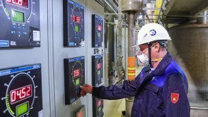 Сотрудник на участке по переработке продуктивных растворов, где проводится сорбция урана