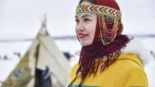 женщина в национальном костюме народов севера