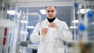 Научный сотрудник в лаборатории