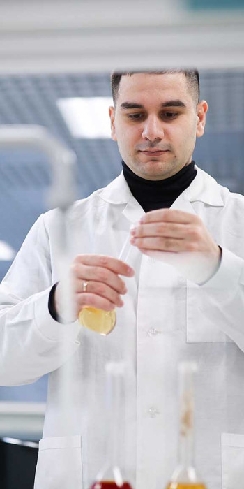 Научный сотрудник в лаборатории