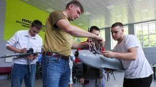 Студенты  во время обучения в мастерской колледжа