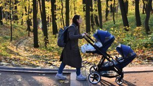 Женщина с коляской на прогулке