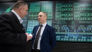 Сотрудники в центре обработки данных (ЦОД)