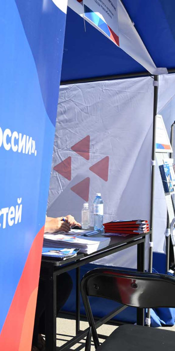 Карьерные консультанты на ярмарке трудоустройства